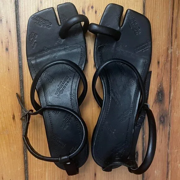 サンダル・ミュール MAISON MARGIELA Women Sandals S66WP0082 P3923 T8013 Black Maison Margiela Black Women's Sandals | yoox | REVERSIBLE